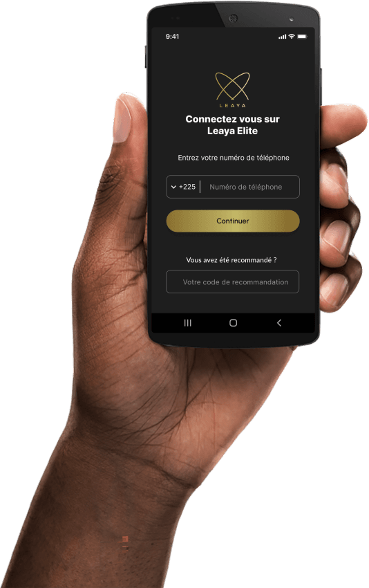 Une main tenant un smartphone utilisant l'application Leaya